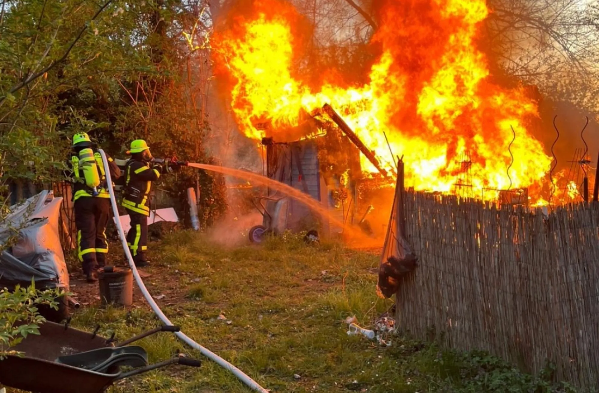Hanau: Gartenhütte und Wohnwagen in Klein-Auheim brennen