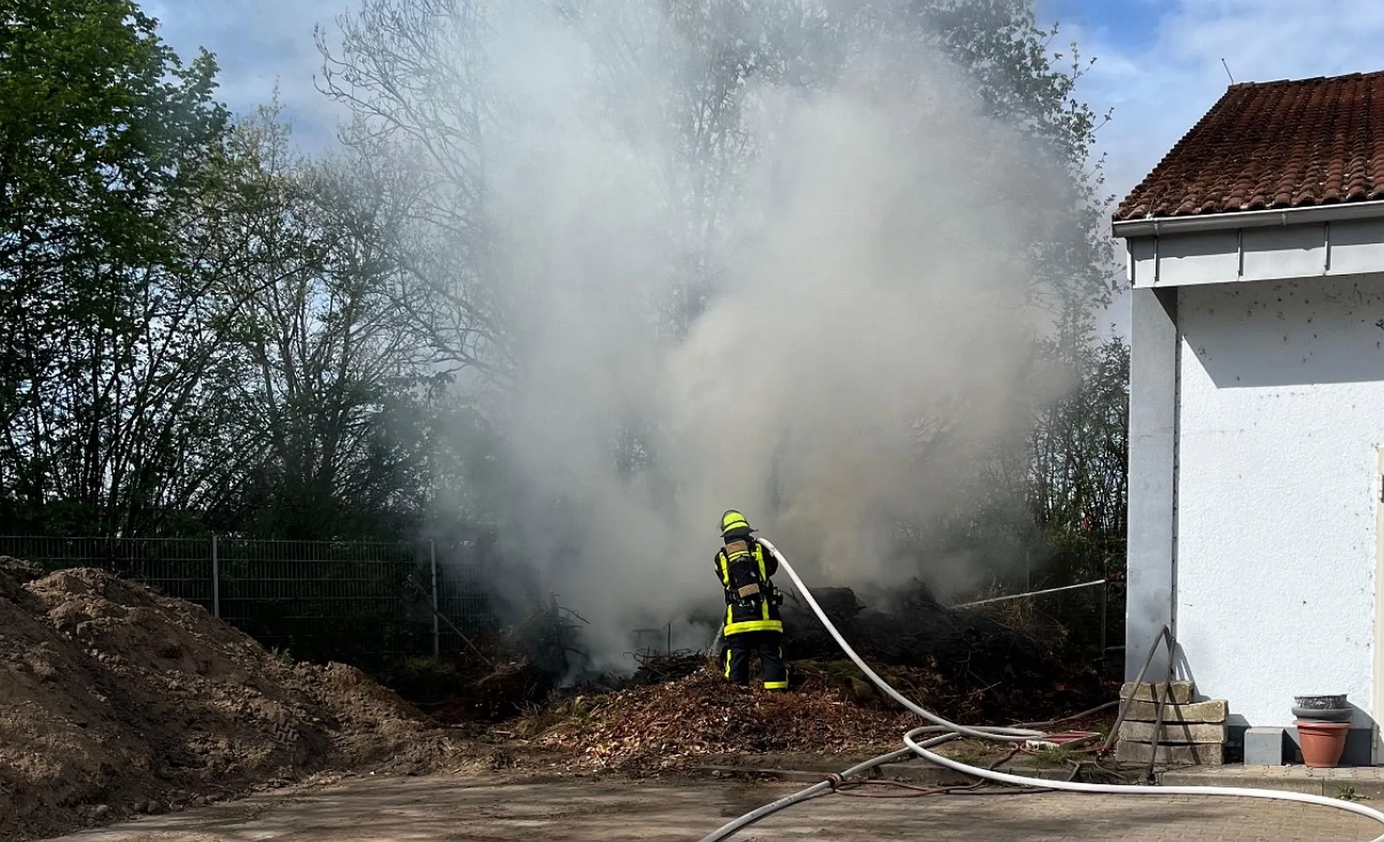 Hanau: Hecke und Komposthaufen brennen