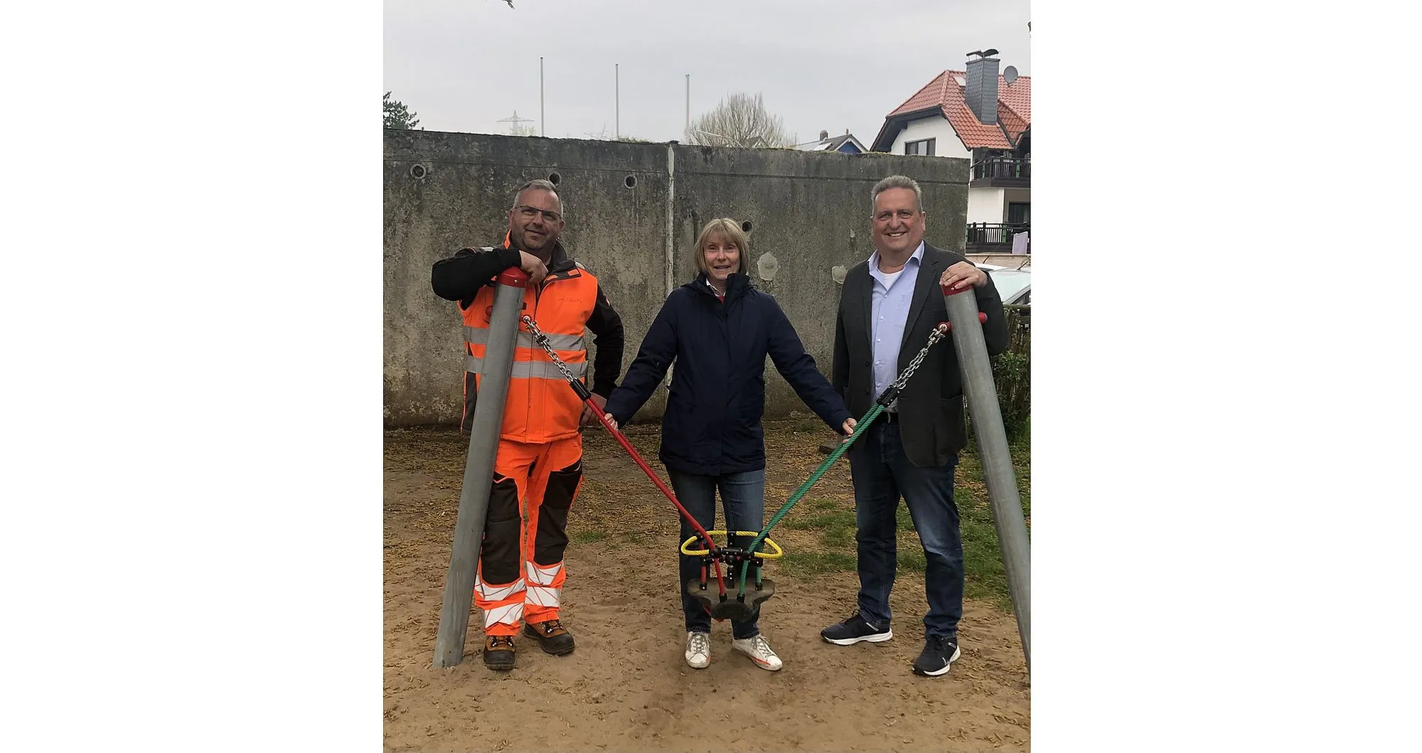 Neue Mini-Kleinkinder-Schaukel auf dem Spielplatz