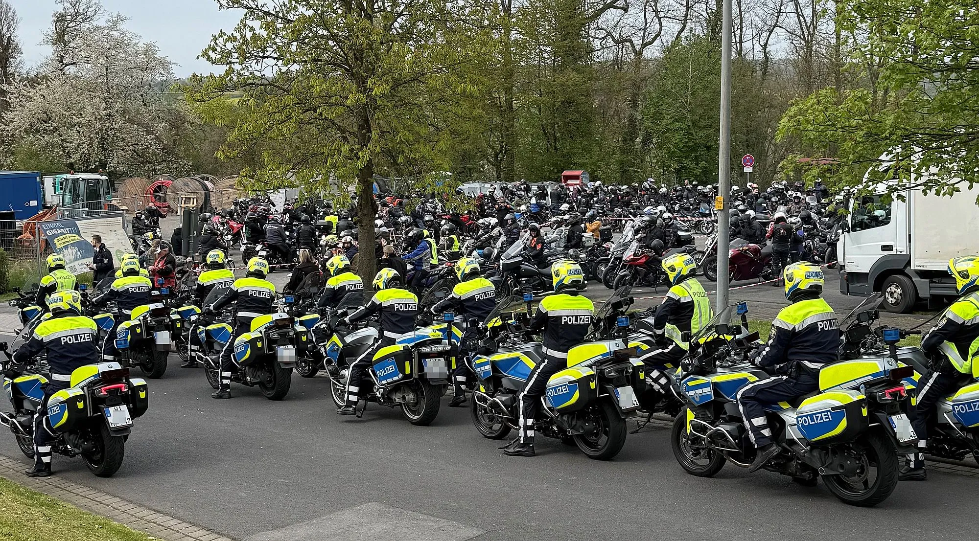 1.000 Biker beim "Anlassen" an der Bergkirche Niedergründau