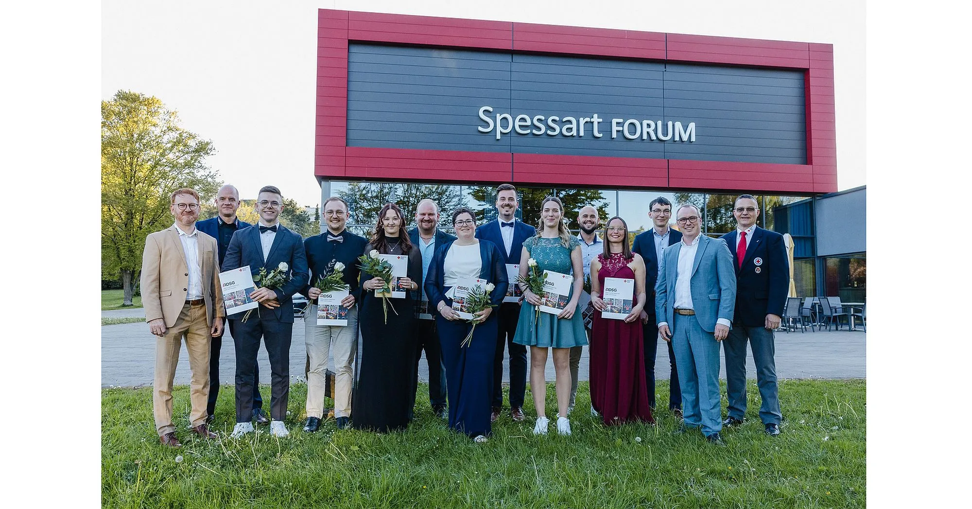 Mit Humor und Teamgeist zum Examen: Zehn neue Notfallsanitäter starten durch