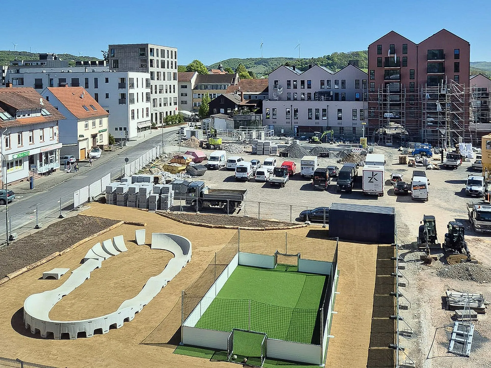 Stadt eröffnet Soccerfeld und Pumptrack