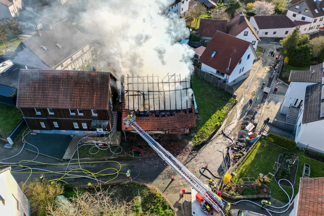 Schlüchtern: Scheune in Vollbrand, Flammen bedrohen Gastank
