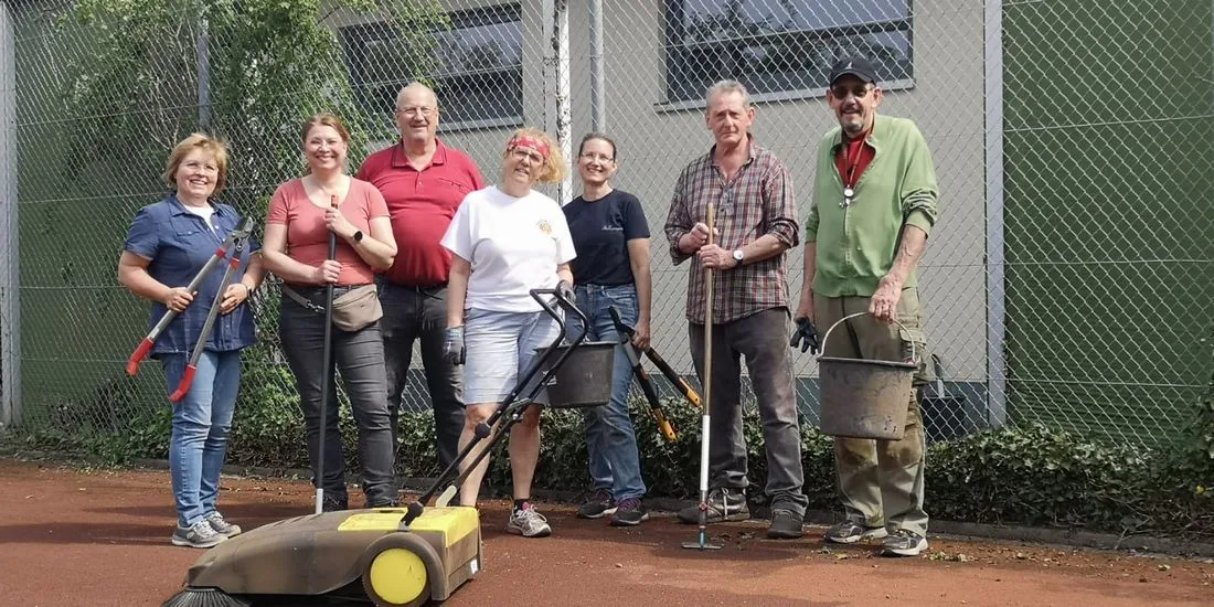 TV Hailer: Gemeinschaftseinsatz bringt Tennisplatz wieder auf Vordermann