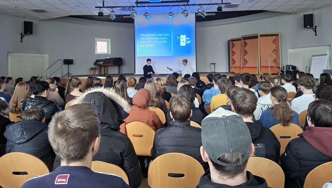 Ehemalige Schüler bringen Börsenplanspiel an ihre frühere Schule