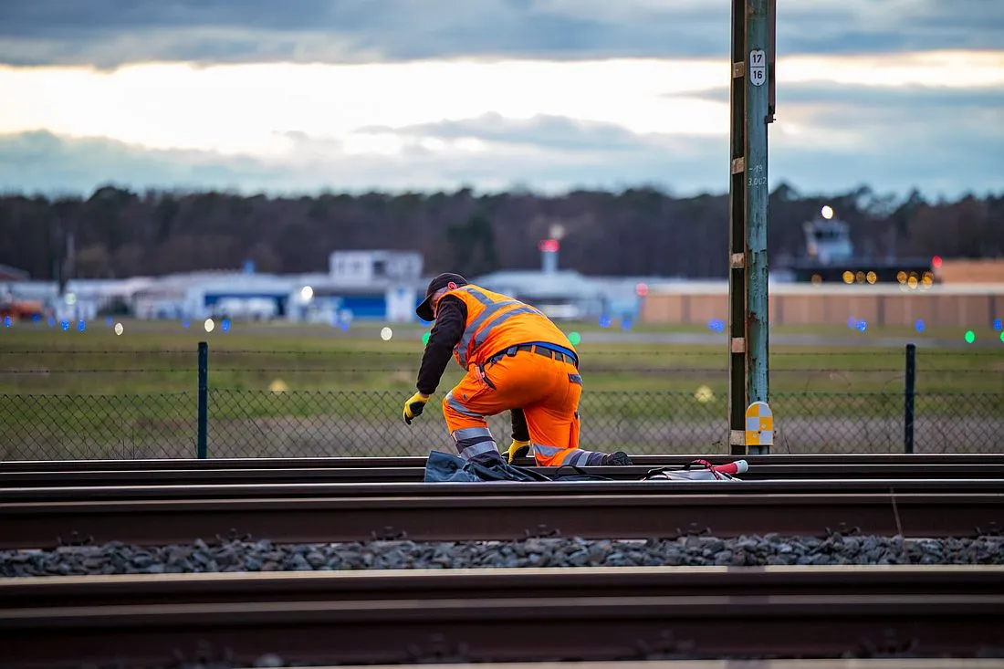 Hessen: Flugzeug kollidiert in Egelsbach mit Oberleitung von Bahnstrecke