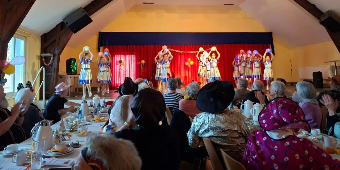 Bunter Seniorenfasching beim Kräppelkaffee