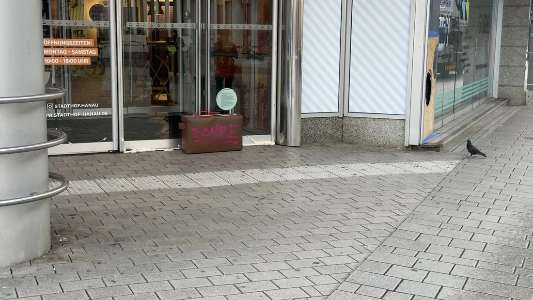 Hanau: Koffer mit Aufschrift "Bombe" vor dem Stadthof