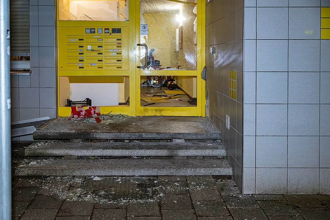 Offenbach: Explosion an Haustür von Mehrfamilienhaus