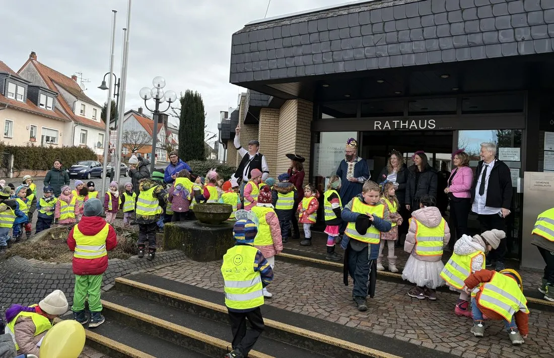 Mit Helau durch den Ort: Kita Hassel-Bande feiert Fasching
