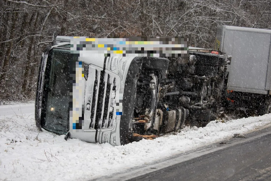 Rodgau: Lkw-Zugmaschine kippt um, Fahrer rettet sich