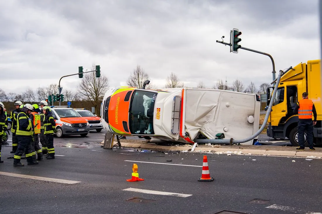 Seligenstadt: Rettungswagen kippt nach Unfall um