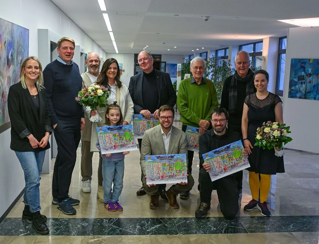 Hauptgewinne des Hanauer Adventskalenders 2025 übergeben