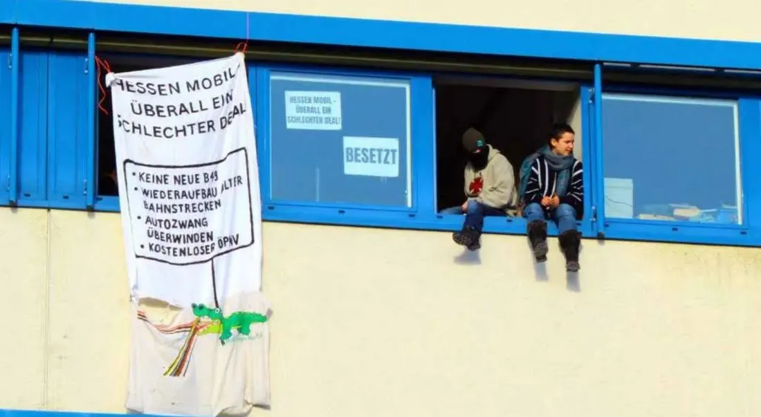 Hessen: Klimakleber besetzen Büro von Hessen Mobil
