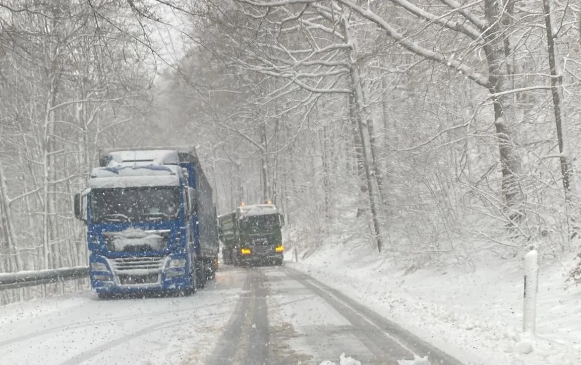 Lkw stecken auf Wegscheide zwischen Bad Orb und Jossgrund fest