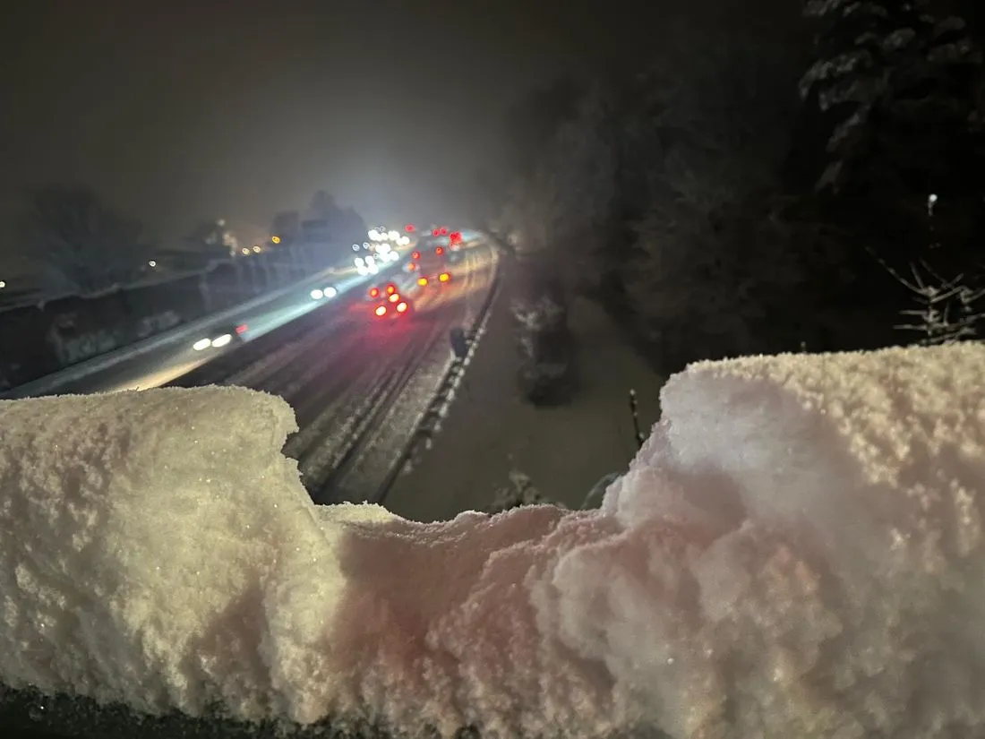 Aktuelle Verkehrslage: Bislang 20 schneebedingte Unfälle und zahlreiche liegengebliebene Fahrzeuge