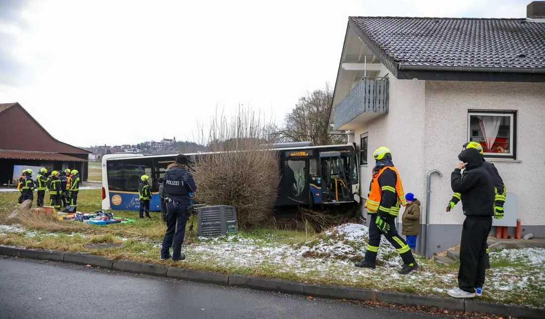 Hessen: Bus landet in Fulda an Hauswand