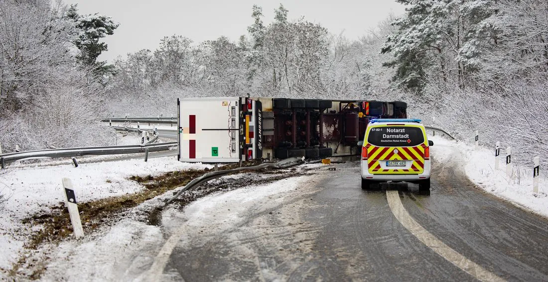 Hessen: Lkw-Gespanne mit großen Problemen auf Schneedecke