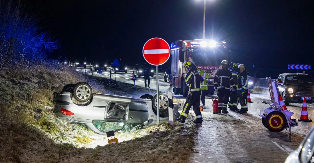 A661: PKW überschlägt sich auf glatter Fahrbahn