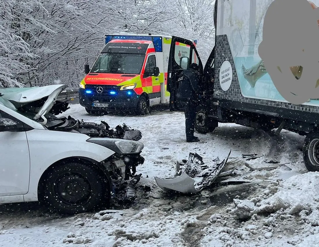 Brachttal: Mehrere Fahrzeuge auf B276 verunfallt