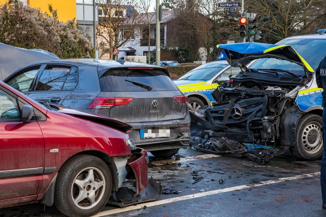 Offenbach: Fünf Verletzte nach Unfall mit Streifenwagen