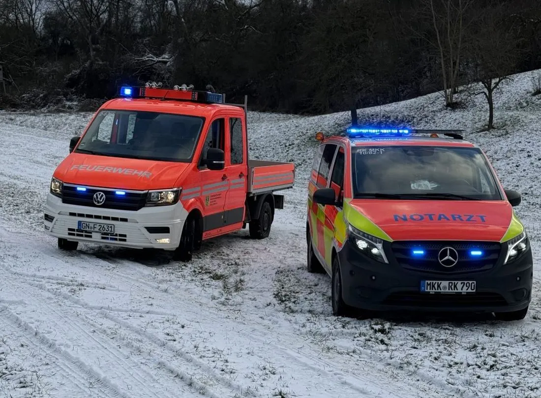 Gelnhausen: Feuerwehr holt gestürzte Person aus unwegsamem Gelände