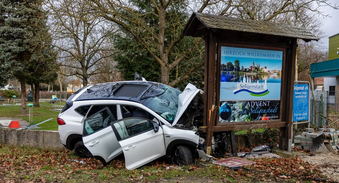 Seligenstadt: Auto prallt gegen Willkommensschild