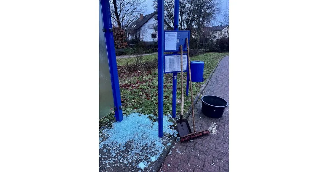 Bruchköbel: Vandalismus an vier Bushaltestellen