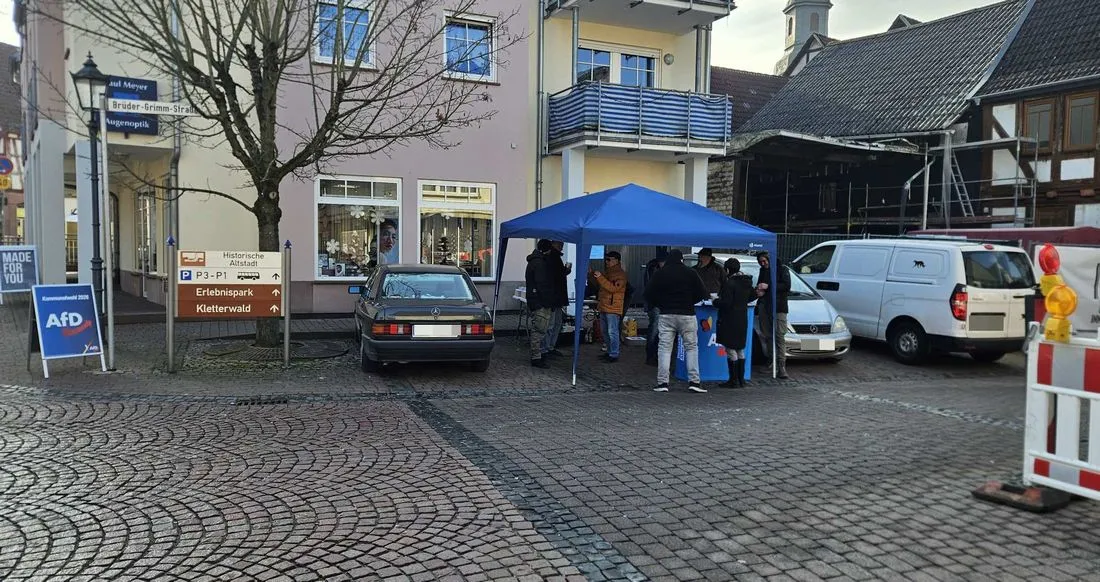 AfD-Infostand: Wahlprogramm mit heißen Getränken