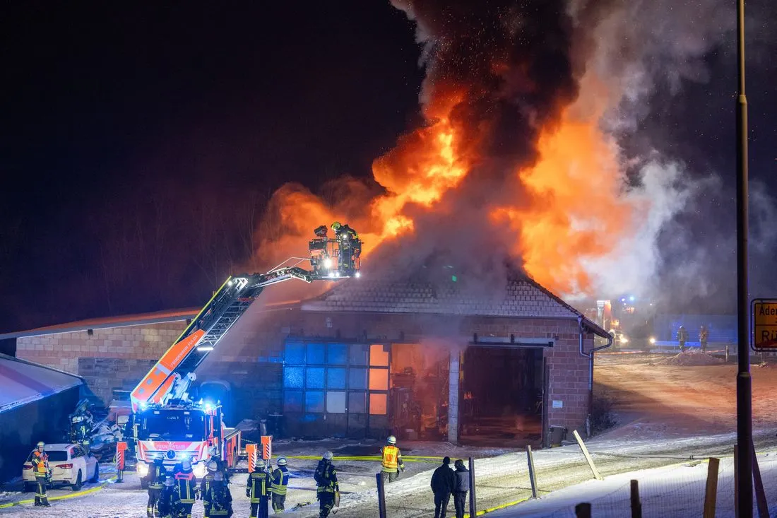 Flieden:  Feuerwehrmann stirbt bei Großbrand
