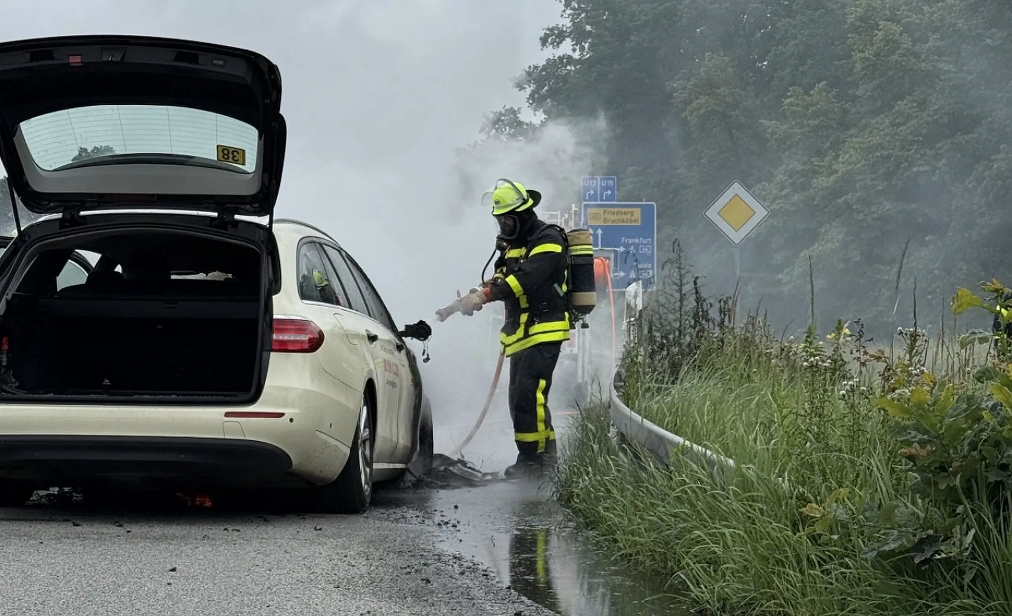 Hanau: Feuerwehr löscht Motorbrand auf B45