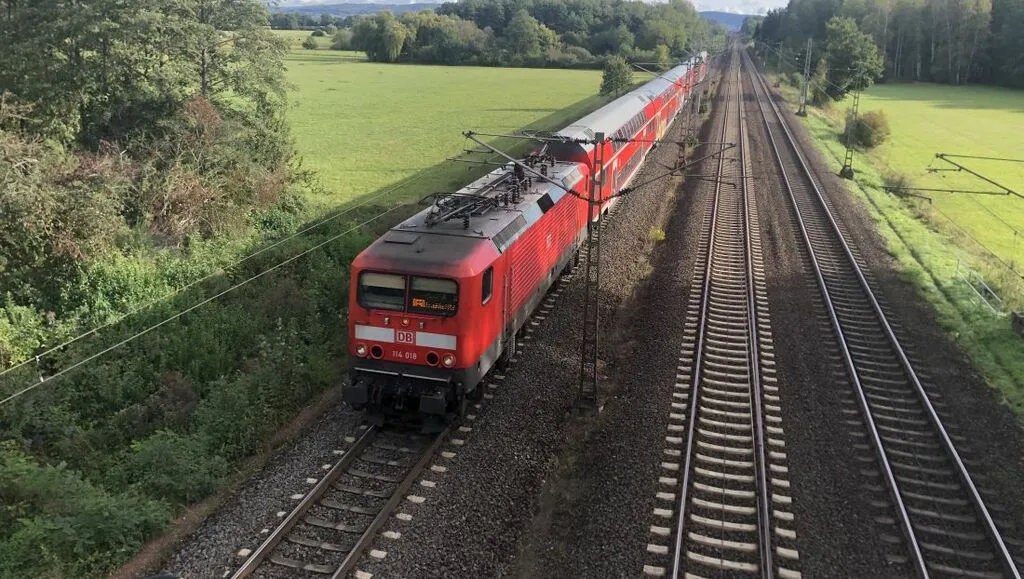 Bilanz 2025: Über 100 Straftaten in Zügen auf Bahnstrecke Frankfurt - Fulda