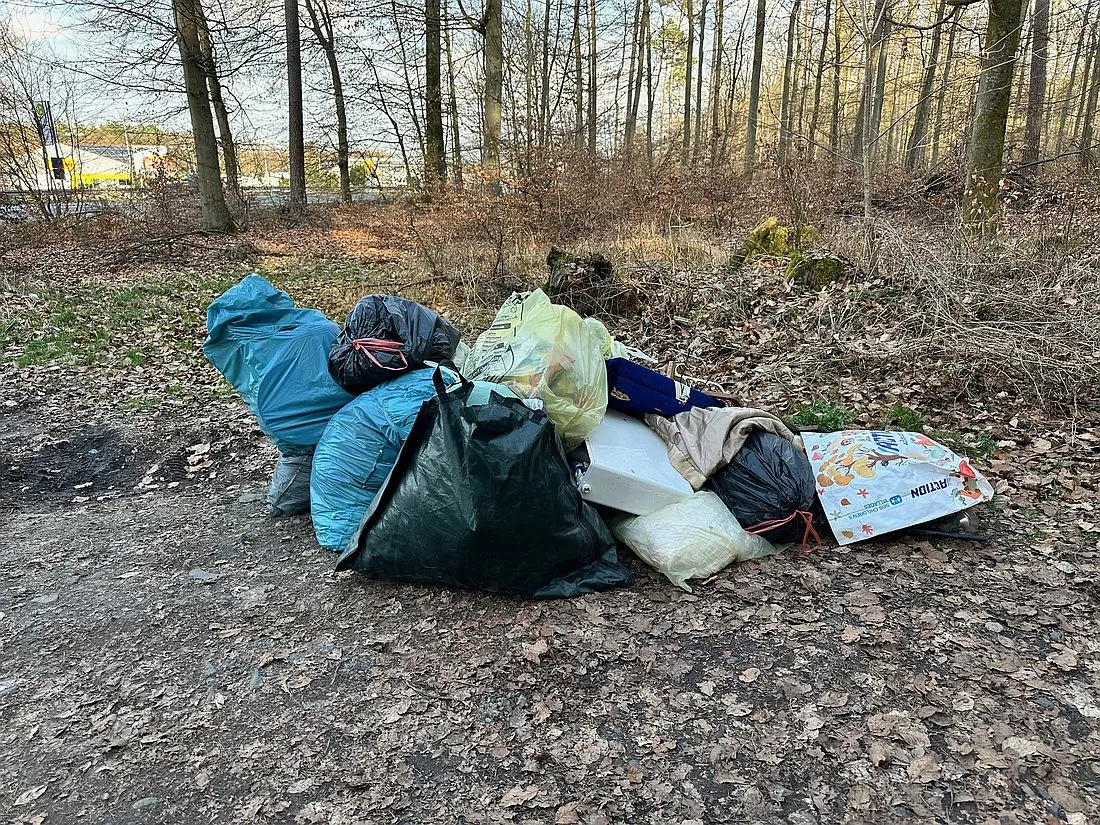 Hasselroth: Säckeweise Müll am Waldrand entsorgt