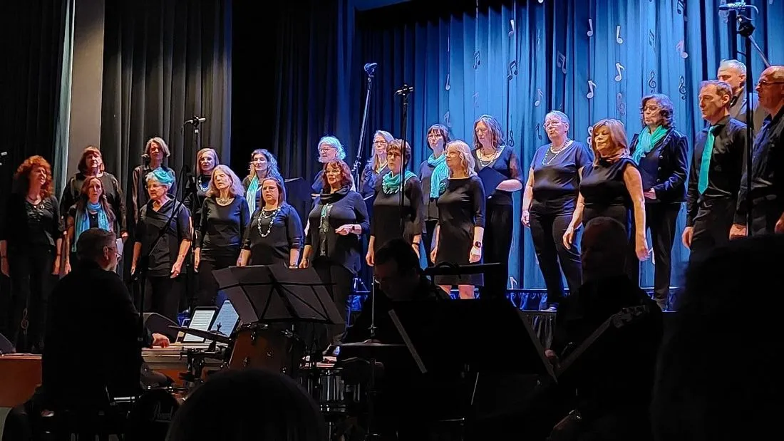 Zwei Chöre + zwei Musiker = ein begeistertes Publikum