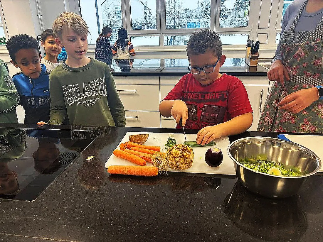 Küchenzwerge im Regenbogenhaus: Kinder entdecken die Freude am Kochen