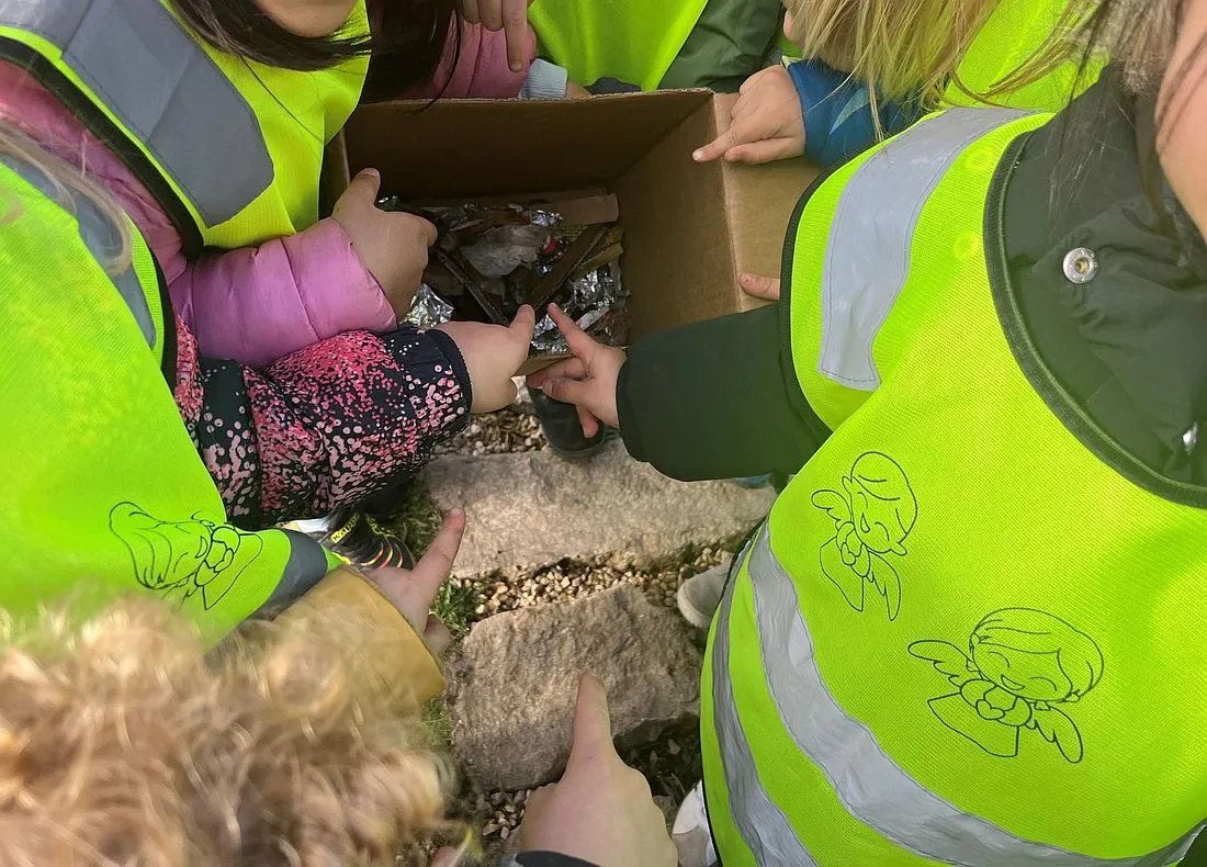 Kita-Kinder sammeln Müll am Krebsbach-Ufer