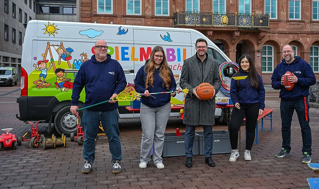 Stadt Hanau stellt neues Spielmobil „Augustinchen“ vor