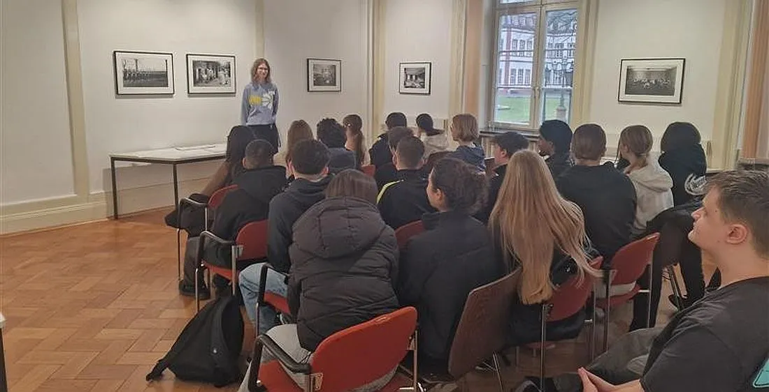 Lindenauschule besucht NS-Ausstellung im Schloss Philippsruhe