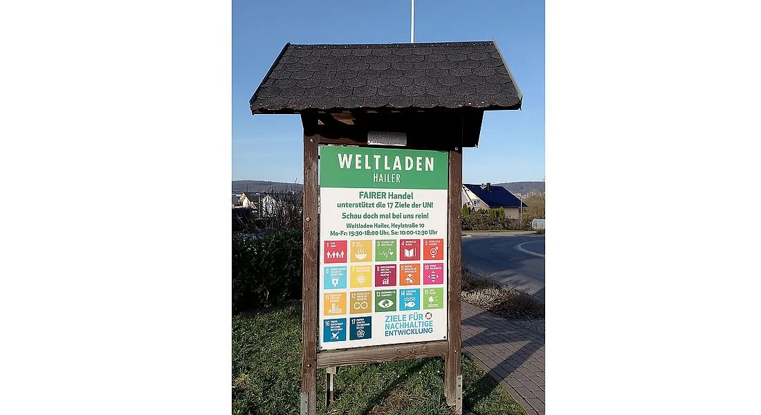 Weltladen: Neues Hinweisschild am Ortseingang