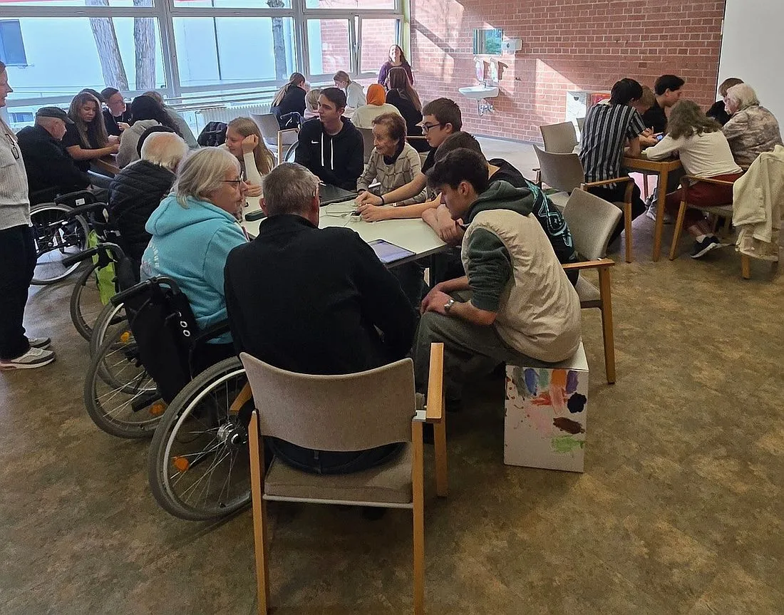 Jung hilft Alt: Smartphone-Seminar verbindet Generationen