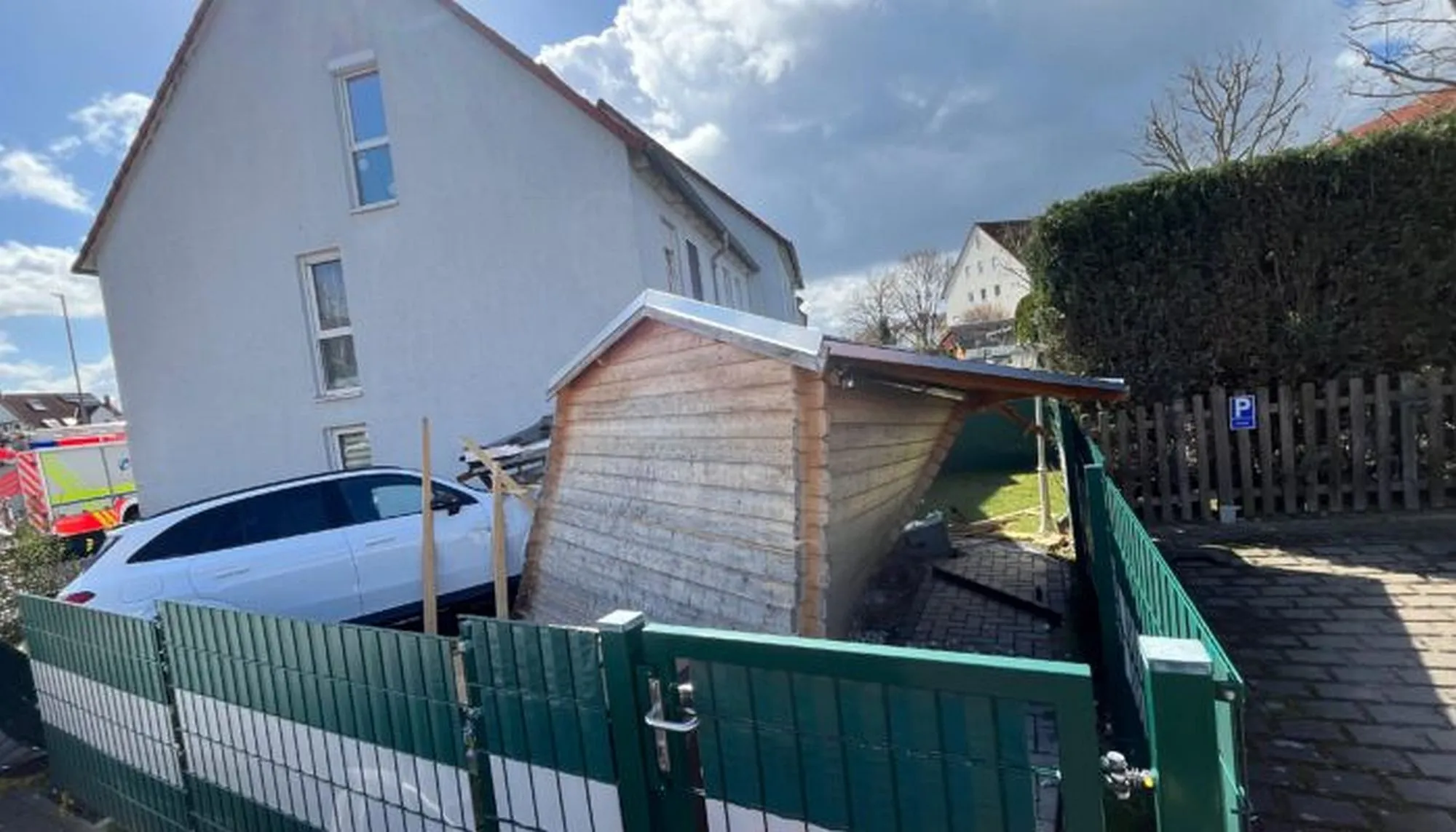 Nidderau: Pkw durchbricht Zaun und kracht in Gartenhütte