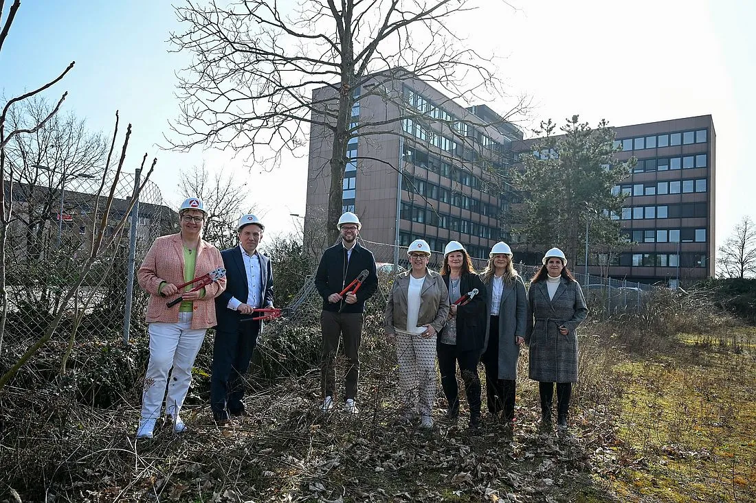 Symbolischer Zaunschnitt markiert Auftakt für das „Haus rund um das Erwerbsleben“