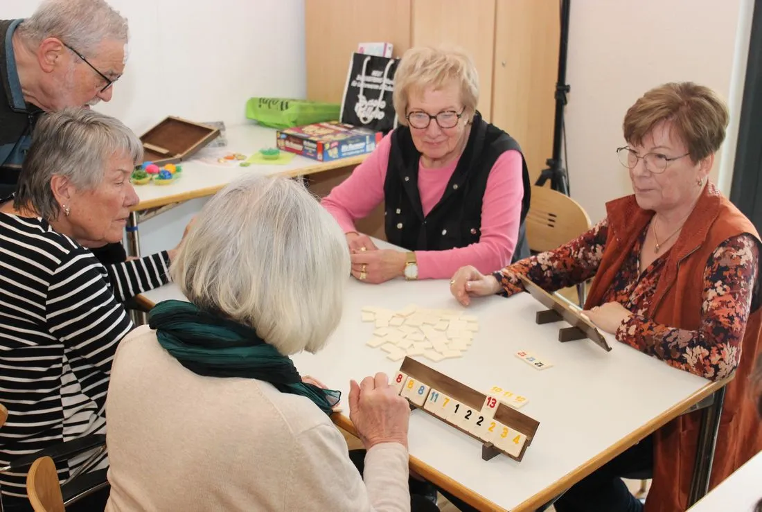 Kaffee- und Spiele-Nachmittag in der österlich dekorierten Begegnungsstätte