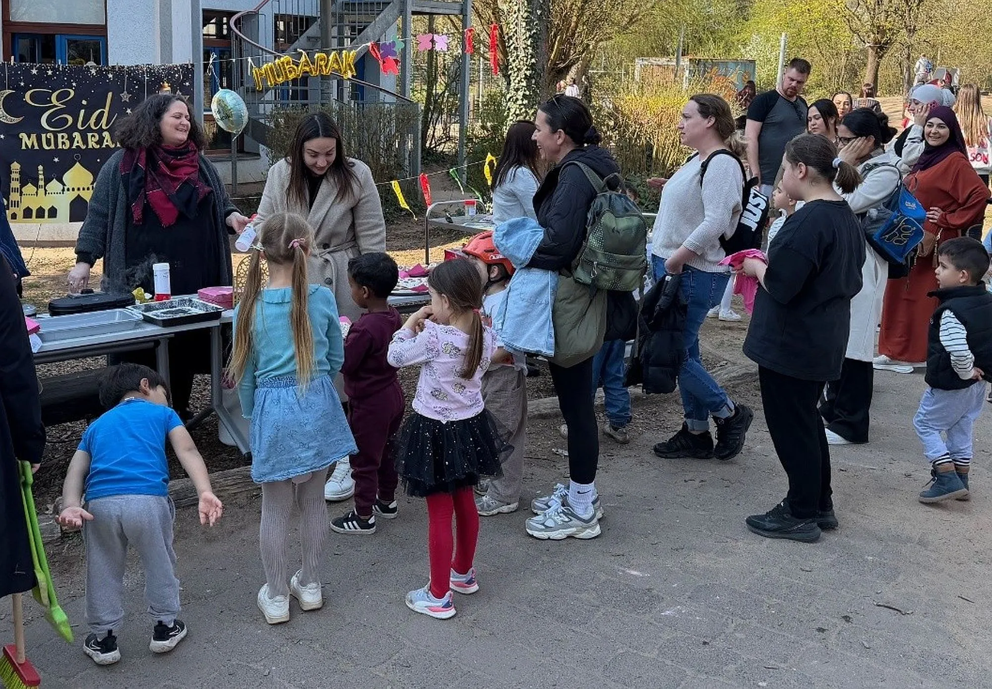 Familien feiern im Familienzentrum gemeinsam das Zuckerfest