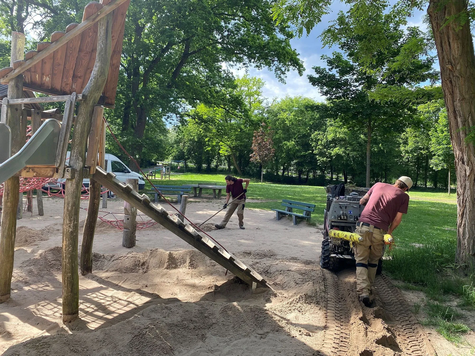 Fit für die Spielsaison: Sandreinigung auf Spielplätzen gestartet