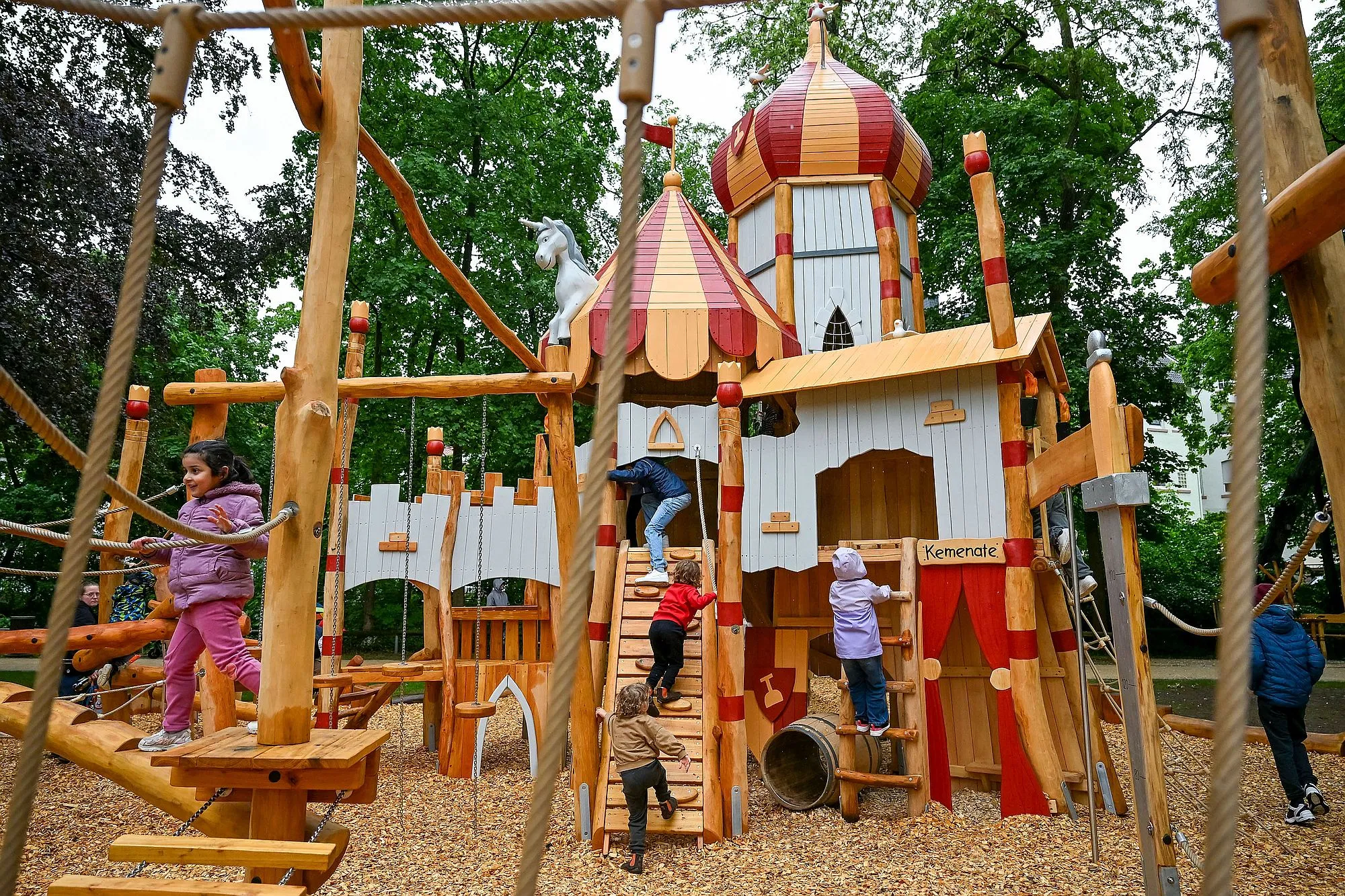 spielplatzschlosgarthu az