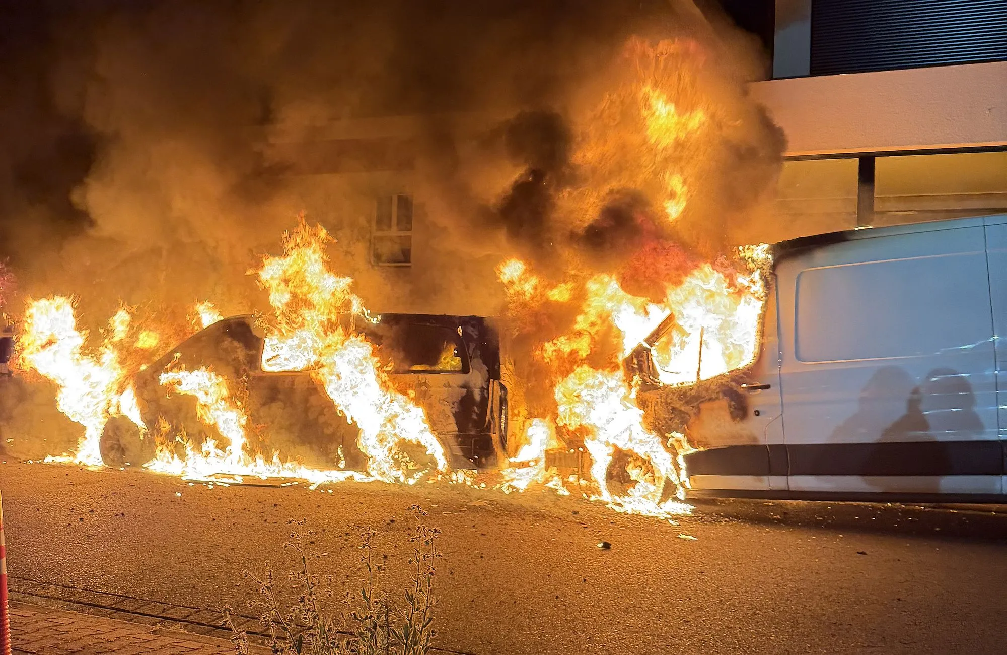Brennende Transporter in Bruchköbel: Polizei geht von Brandstiftung aus