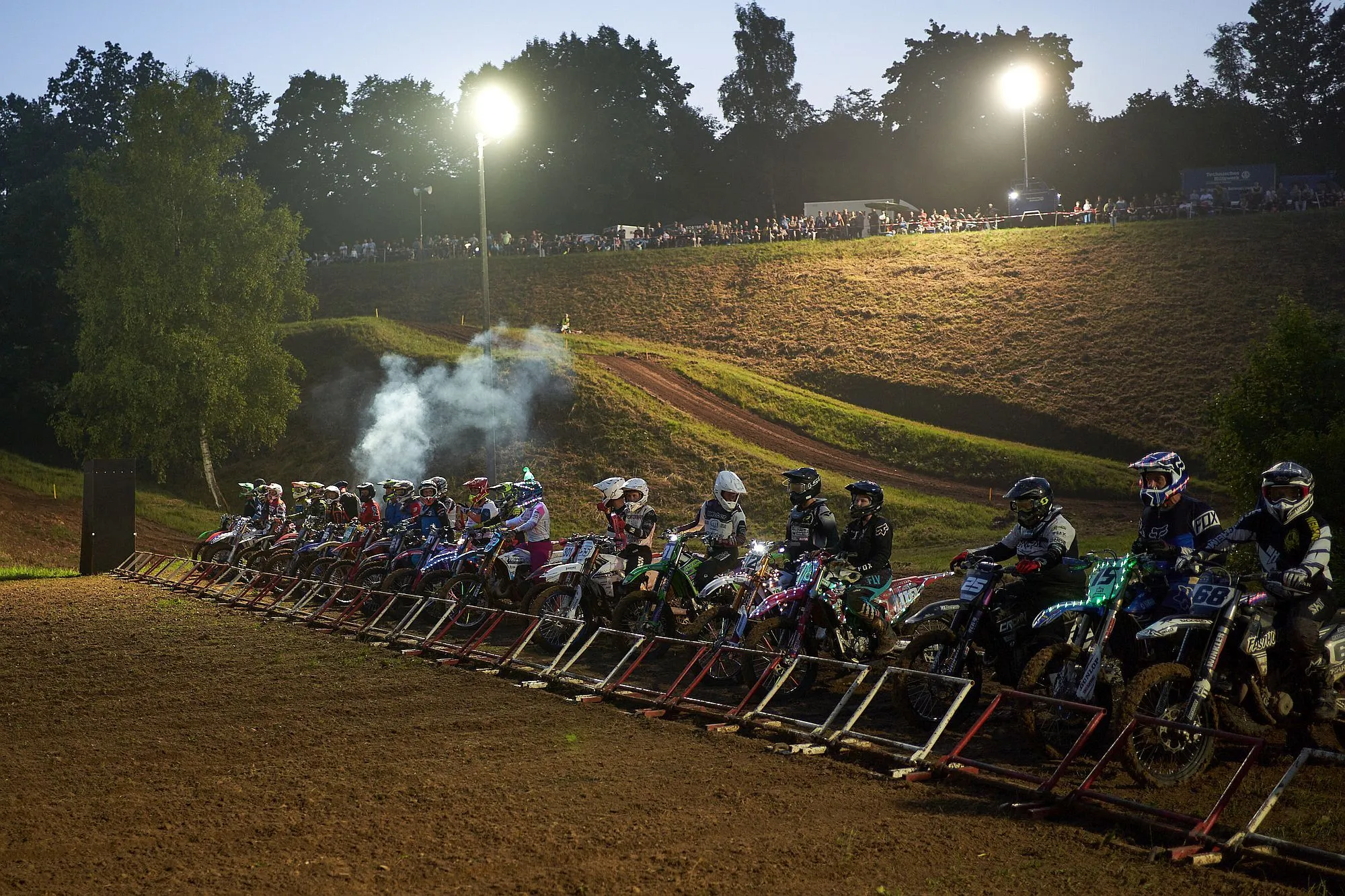 Motocross, Feuerwerk und Renndisco: Flutlicht-Hessencup in Aufenau