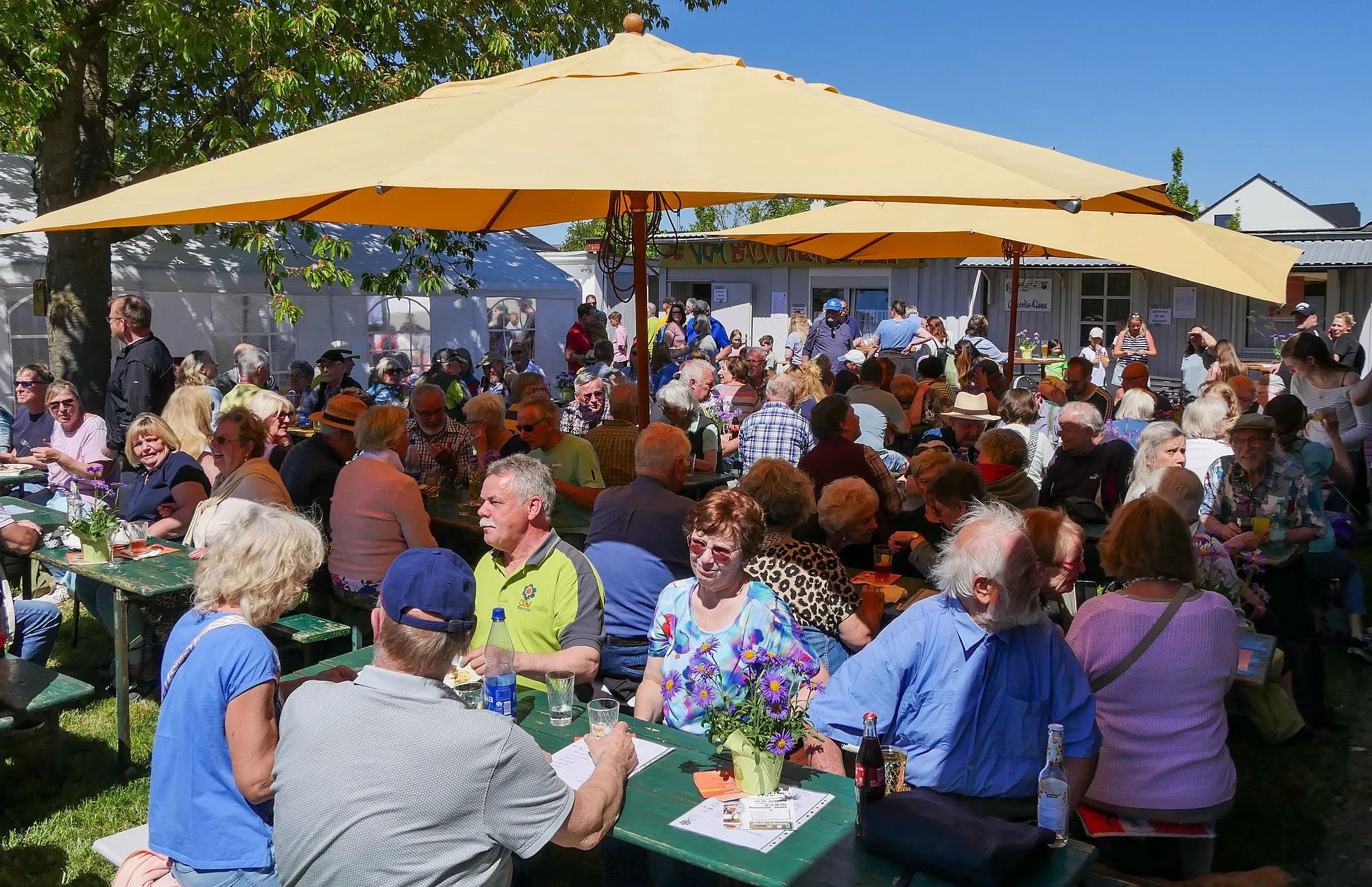 Viele Gäste genießen Blütenfest des OGV in Eichen