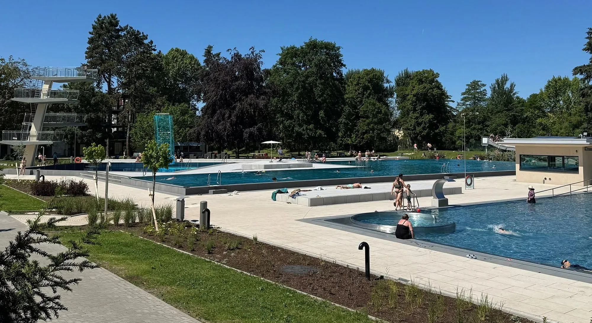 Freibad in Hanau eröffnet mit Besucherrekord